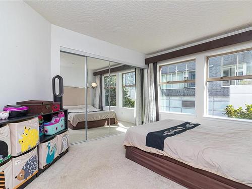 212-935 Johnson St, Victoria, BC - Indoor Photo Showing Bedroom