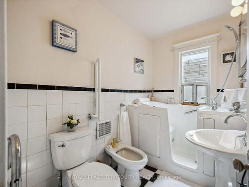 19 Curzon St, Toronto, ON - Indoor Photo Showing Bathroom