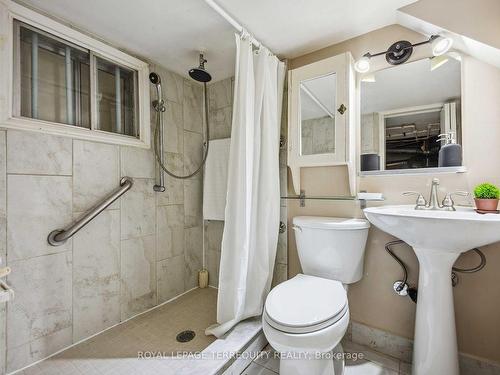 19 Curzon St, Toronto, ON - Indoor Photo Showing Bathroom