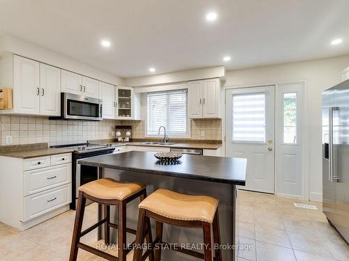 3448 Caplan Cres, Burlington, ON - Indoor Photo Showing Kitchen