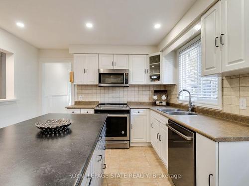 3448 Caplan Cres, Burlington, ON - Indoor Photo Showing Kitchen With Double Sink