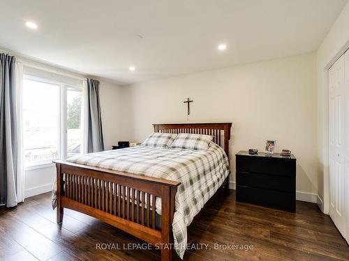 3448 Caplan Cres, Burlington, ON - Indoor Photo Showing Bedroom