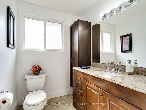 3448 Caplan Cres, Burlington, ON - Indoor Photo Showing Bathroom