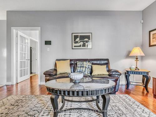 5529 Heatherleigh Ave, Mississauga, ON - Indoor Photo Showing Living Room