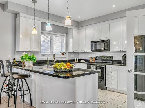 5529 Heatherleigh Ave, Mississauga, ON - Indoor Photo Showing Kitchen With Upgraded Kitchen