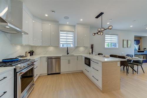 1-787 Lawson Avenue, Kelowna, BC - Indoor Photo Showing Kitchen With Upgraded Kitchen