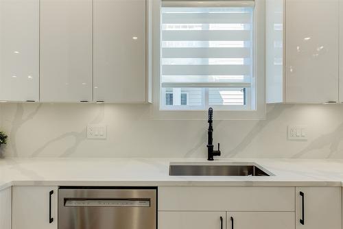 1-787 Lawson Avenue, Kelowna, BC - Indoor Photo Showing Kitchen