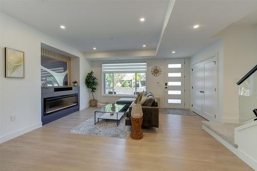 1-787 Lawson Avenue, Kelowna, BC - Indoor Photo Showing Living Room