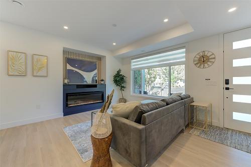 1-787 Lawson Avenue, Kelowna, BC - Indoor With Fireplace