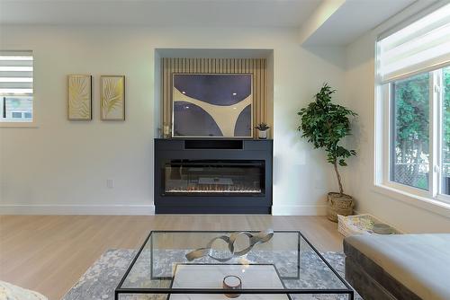 1-787 Lawson Avenue, Kelowna, BC - Indoor Photo Showing Living Room With Fireplace