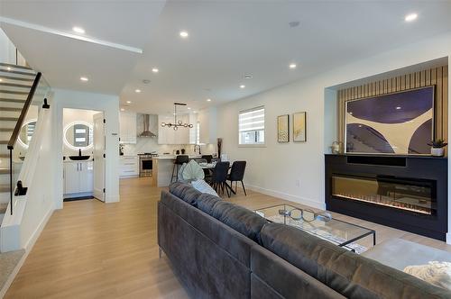 1-787 Lawson Avenue, Kelowna, BC - Indoor Photo Showing Living Room