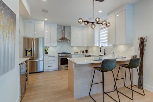 1-787 Lawson Avenue, Kelowna, BC - Indoor Photo Showing Kitchen With Upgraded Kitchen