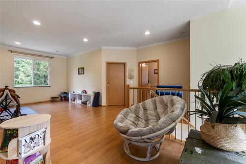 1534 Recline Ridge Road, Tappen, BC - Indoor Photo Showing Living Room