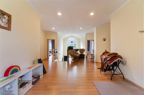 1534 Recline Ridge Road, Tappen, BC - Indoor Photo Showing Living Room