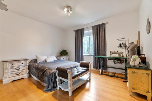 1534 Recline Ridge Road, Tappen, BC - Indoor Photo Showing Bedroom