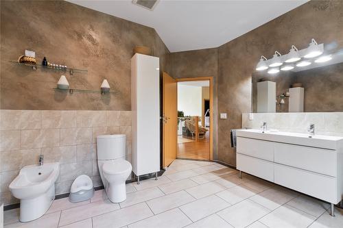 1534 Recline Ridge Road, Tappen, BC - Indoor Photo Showing Bathroom