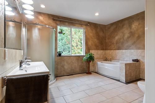 1534 Recline Ridge Road, Tappen, BC - Indoor Photo Showing Bathroom