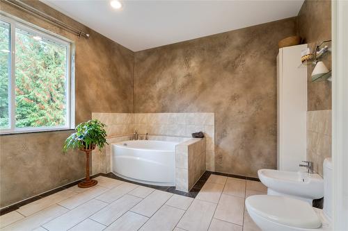 1534 Recline Ridge Road, Tappen, BC - Indoor Photo Showing Bathroom