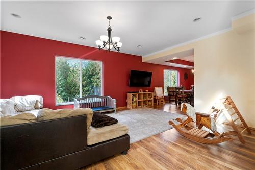 1534 Recline Ridge Road, Tappen, BC - Indoor Photo Showing Living Room