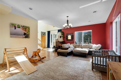 1534 Recline Ridge Road, Tappen, BC - Indoor Photo Showing Living Room