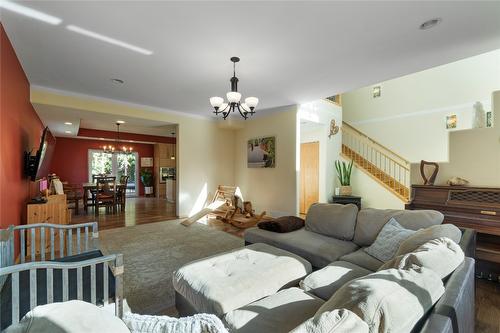 1534 Recline Ridge Road, Tappen, BC - Indoor Photo Showing Living Room