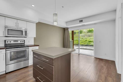 210-975 Academy Way, Kelowna, BC - Indoor Photo Showing Kitchen