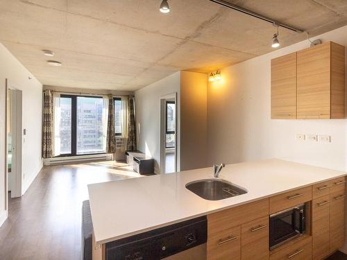 Living room - 1751-1414 Rue Chomedey, Montréal (Ville-Marie), QC - Indoor Photo Showing Kitchen With Double Sink