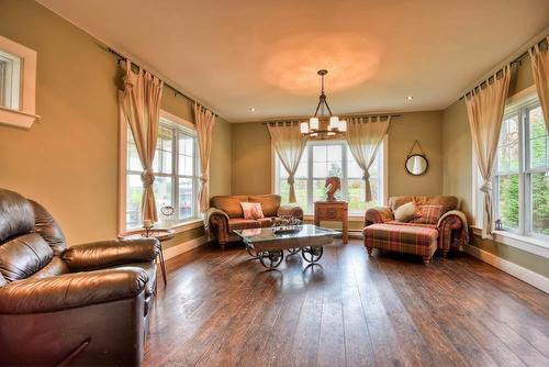 Living room - 801 5E Rang O., Lochaber-Partie-Ouest, QC 