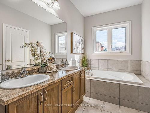 386 Chouinard Way, Aurora, ON - Indoor Photo Showing Bathroom