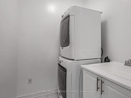 386 Chouinard Way, Aurora, ON - Indoor Photo Showing Laundry Room