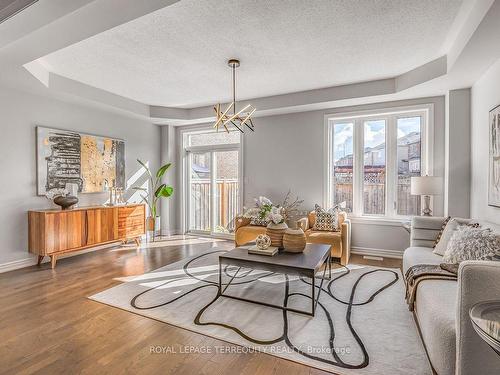 386 Chouinard Way, Aurora, ON - Indoor Photo Showing Living Room