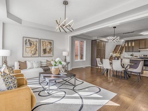 386 Chouinard Way, Aurora, ON - Indoor Photo Showing Living Room