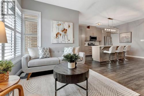 20 - 35 Midhurst Heights, Hamilton, ON - Indoor Photo Showing Living Room