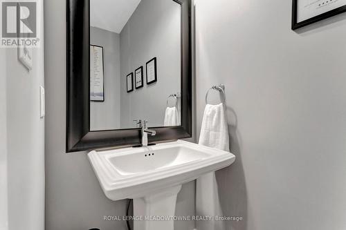 20 - 35 Midhurst Heights, Hamilton, ON - Indoor Photo Showing Bathroom