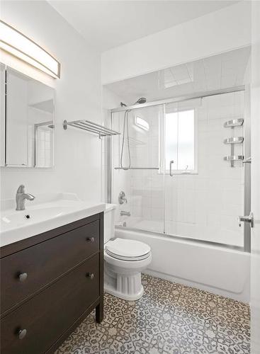 593 Lyndale Drive, Winnipeg, MB - Indoor Photo Showing Bathroom