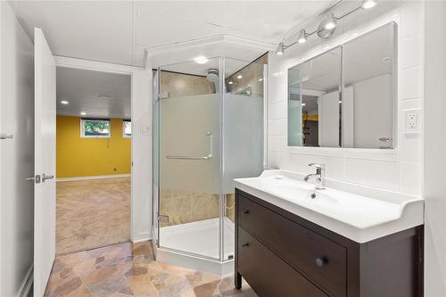 593 Lyndale Drive, Winnipeg, MB - Indoor Photo Showing Bathroom