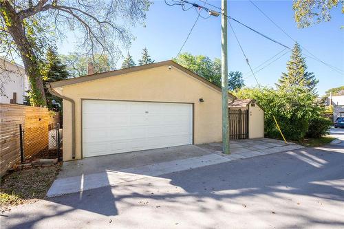 593 Lyndale Drive, Winnipeg, MB - Outdoor