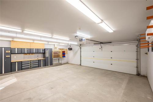 593 Lyndale Drive, Winnipeg, MB - Indoor Photo Showing Garage