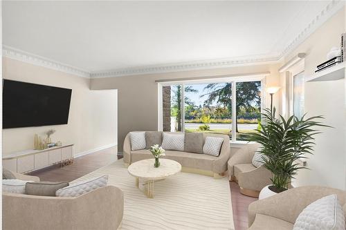 593 Lyndale Drive, Winnipeg, MB - Indoor Photo Showing Living Room