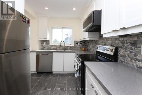 52 - 400 Bloor Street, Mississauga, ON - Indoor Photo Showing Kitchen With Stainless Steel Kitchen With Upgraded Kitchen