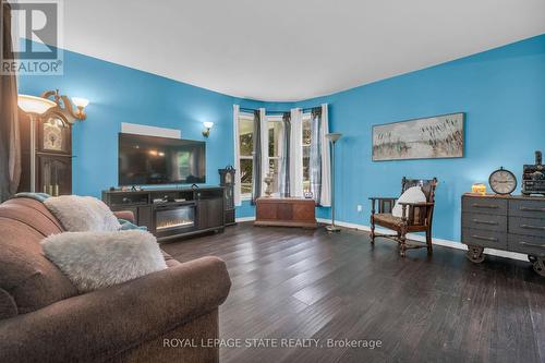 7 Robinson Street S, Grimsby, ON - Indoor Photo Showing Living Room