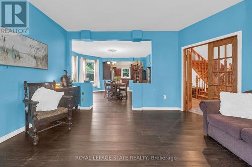 7 Robinson Street S, Grimsby, ON - Indoor Photo Showing Living Room