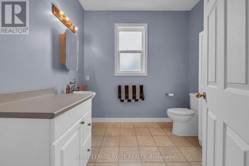 7 Robinson Street S, Grimsby, ON - Indoor Photo Showing Bathroom