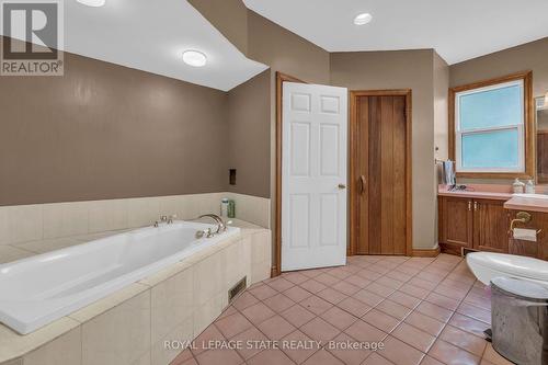 7 Robinson Street S, Grimsby, ON - Indoor Photo Showing Bathroom