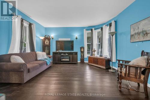 7 Robinson Street S, Grimsby, ON - Indoor Photo Showing Living Room