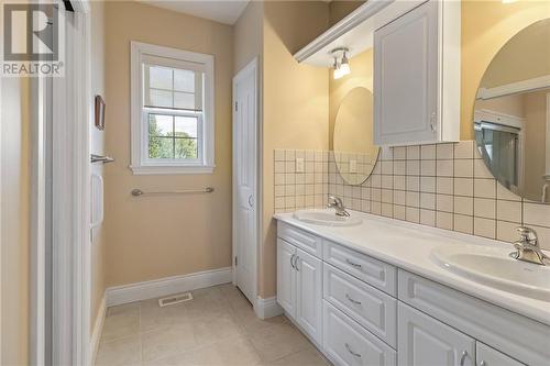 1436 Flanders Road, Brockville, ON - Indoor Photo Showing Bathroom