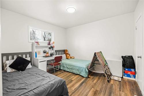 220 Bredin Drive, Winnipeg, MB - Indoor Photo Showing Bedroom