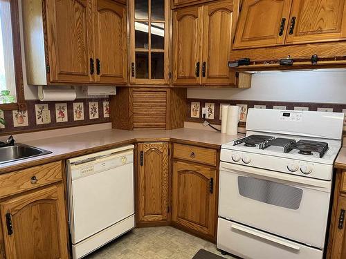 3590 Hwy 11/71, Devlin, ON - Indoor Photo Showing Kitchen