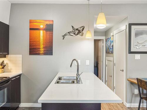 15-1406 Jingle Pot Rd, Nanaimo, BC - Indoor Photo Showing Kitchen With Double Sink