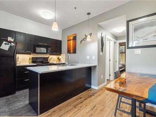 15-1406 Jingle Pot Rd, Nanaimo, BC - Indoor Photo Showing Kitchen